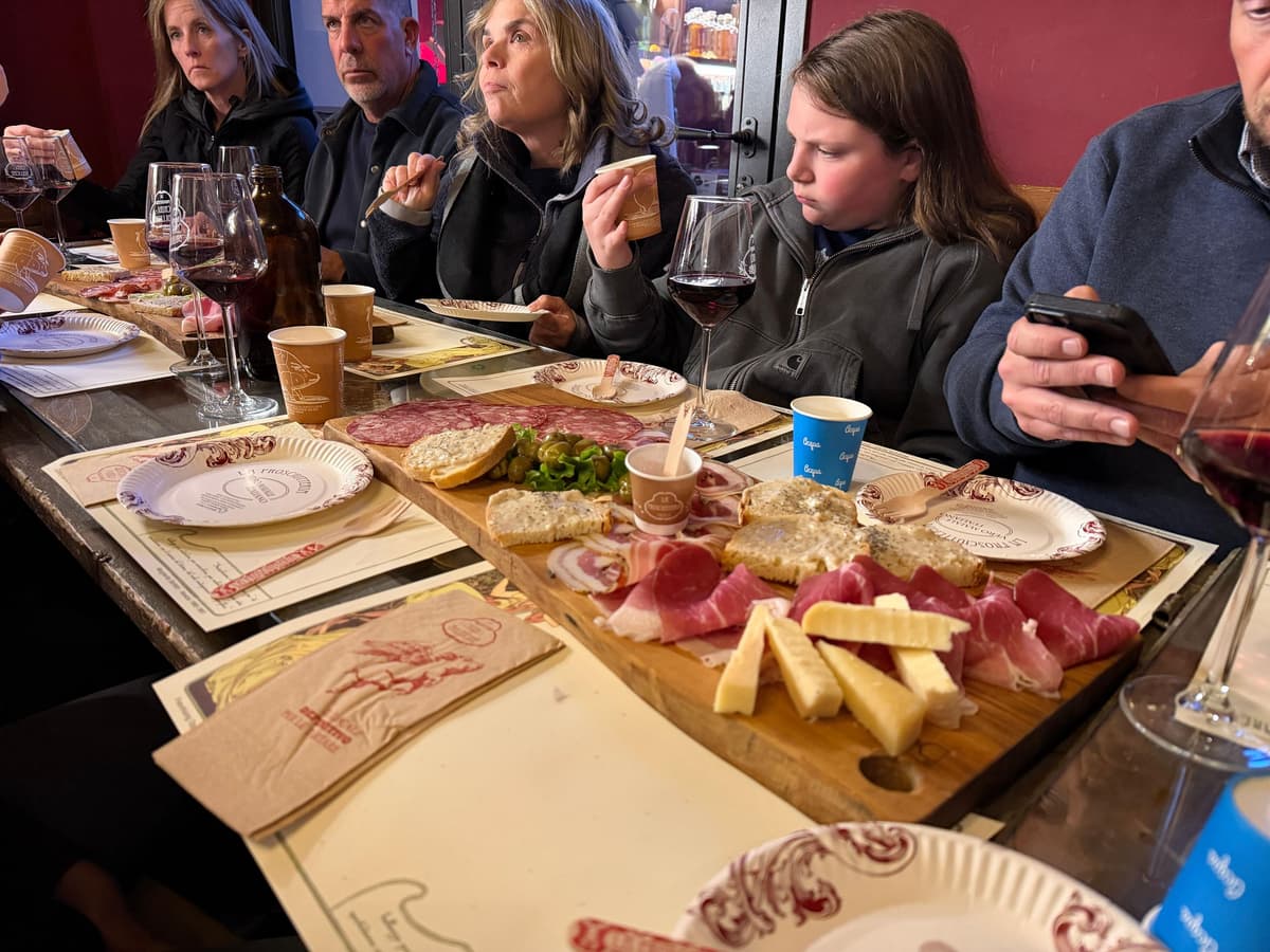 Florence: Ghost & Crimes Walking Tour with Tastings and Wine