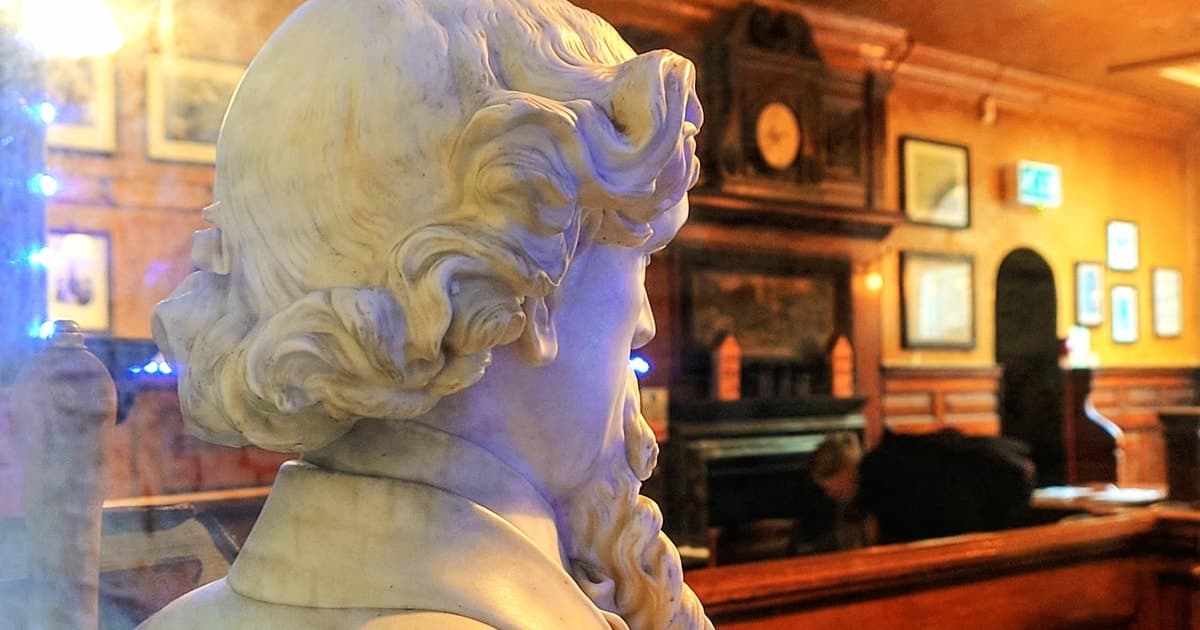 London: Charles Dickens Walking Tour with Guide