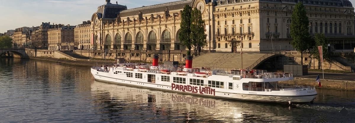 París: paseo en barco con cena por el río Sena y espectáculo + fuegos artificiales en la Torre Eiffel