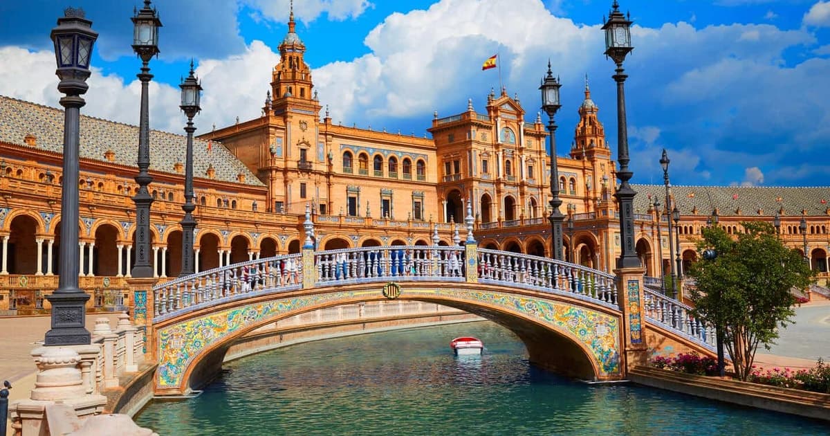 Hola, Sevilla: de palacios reales a plazas llenas de vida