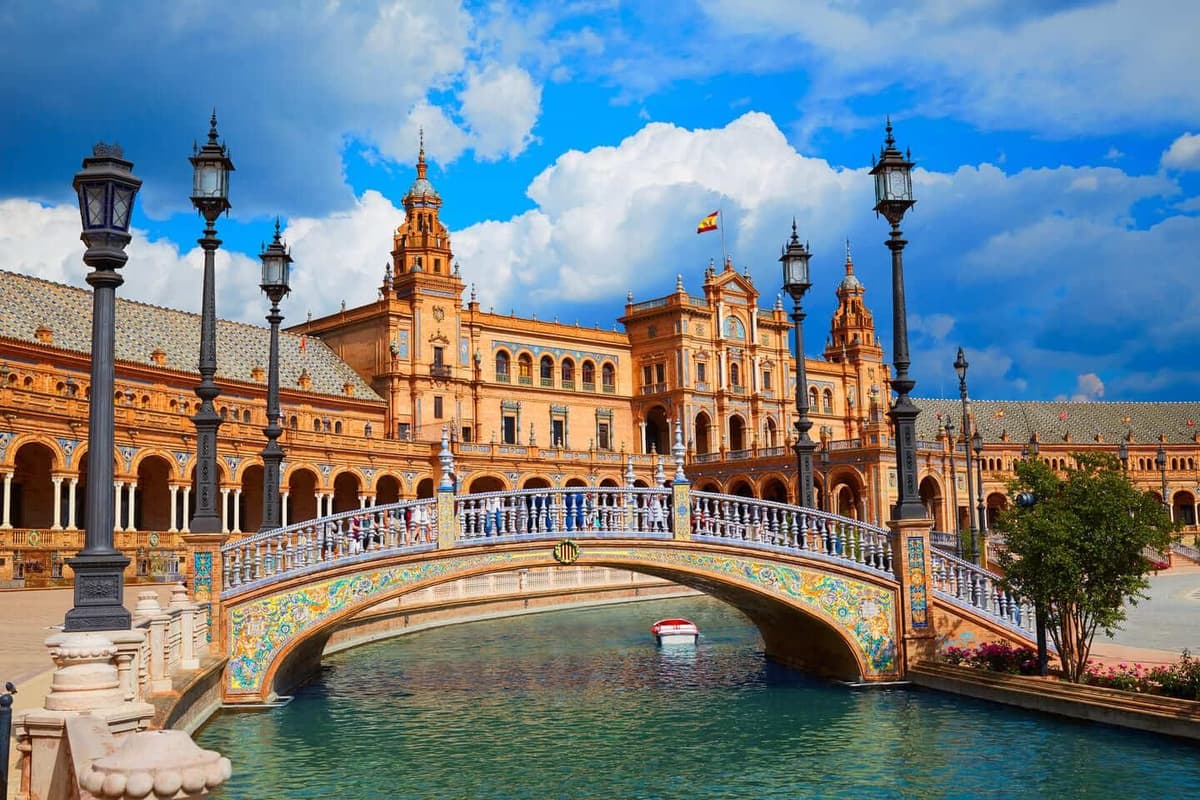 Hola, Sevilla: de palacios reales a plazas llenas de vida