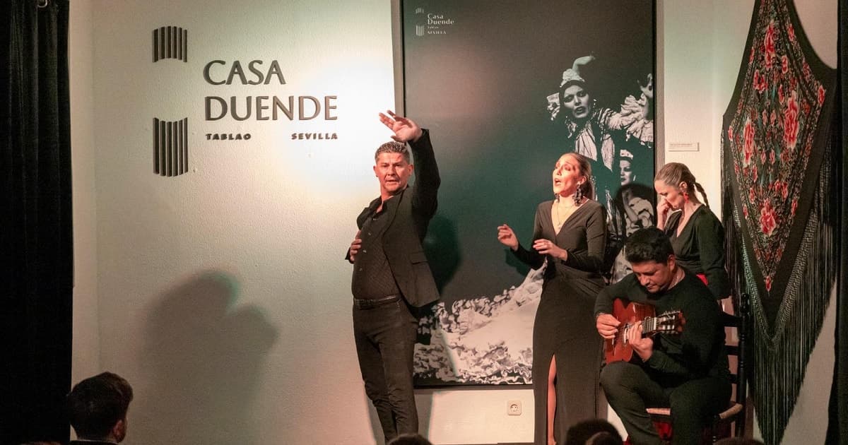 Sevilla: espectáculo de flamenco con degustación de tapas opcional