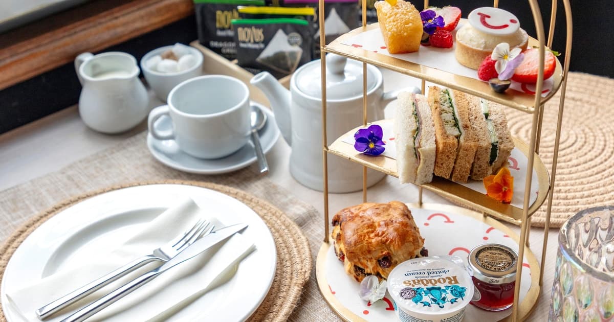 London: Thames Cruise with Afternoon Tea, Coffee or Dinner