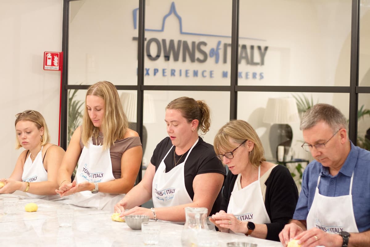 Clase de cocina en Roma: pasta, pizza o cena con espectáculo de ópera