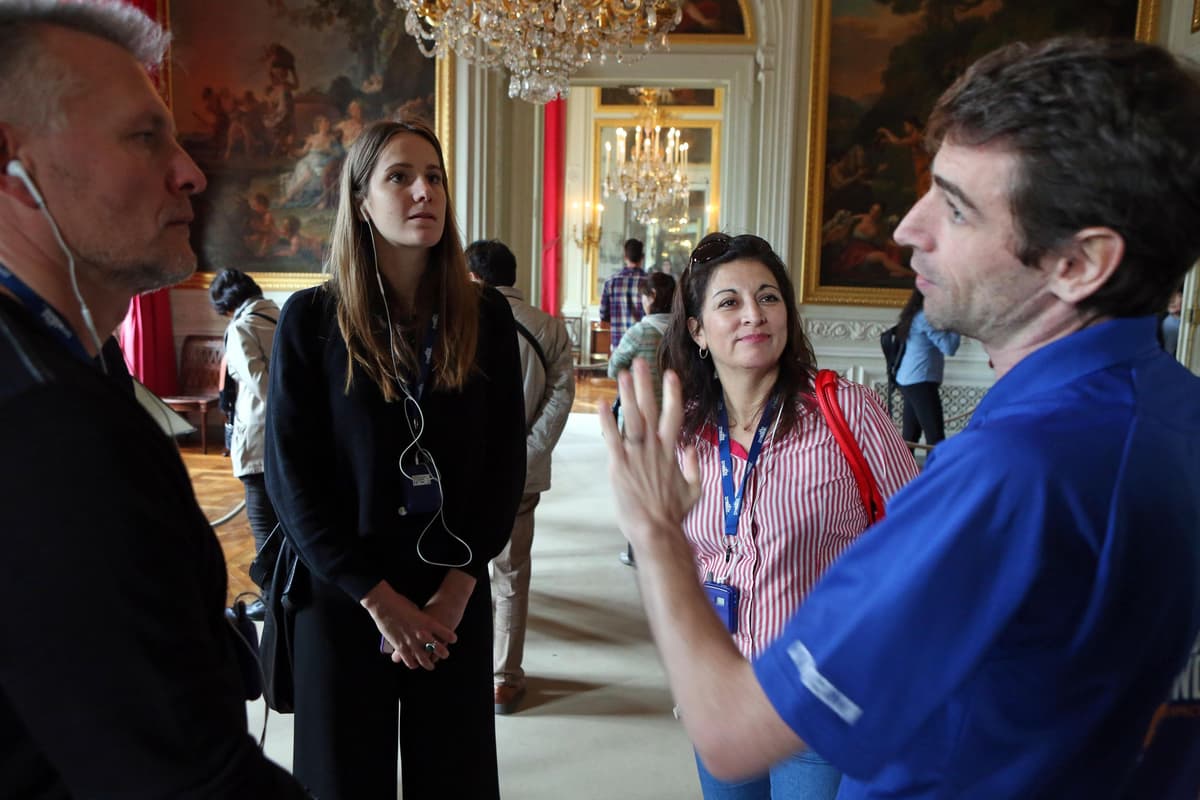Desde París: tour por el palacio de Versalles con jardines opcionales