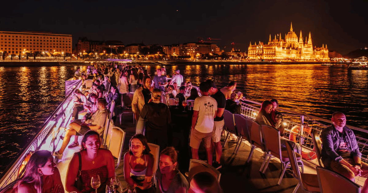 Paseo en barco por el Danubio con Prosecco y Aperol ilimitados y terraza en la azotea