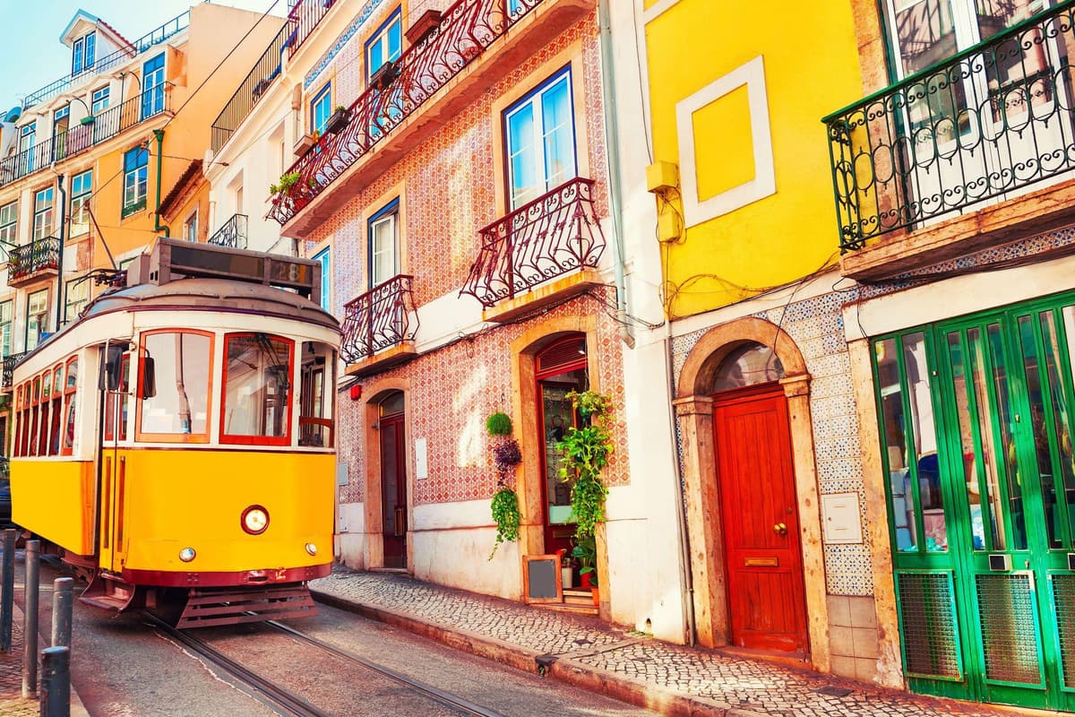 Lisbon: Guided E-Bike Tour with snacks and Drink Tastings