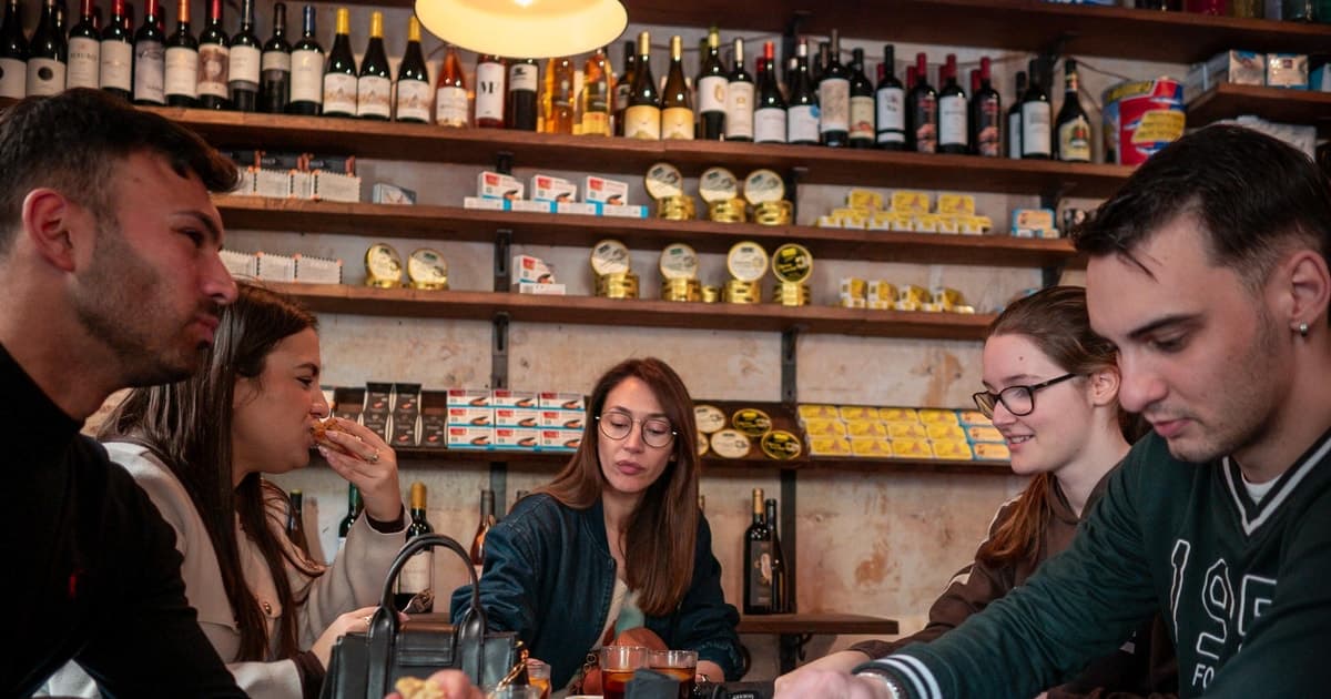 Barcelona: Gothic Quarter Tapas and Wine Small Group Tour