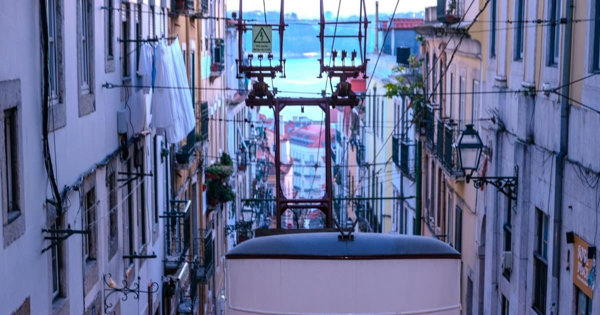 Lisbon: Walking Tour, Boat Cruise and Helicopter Flight
