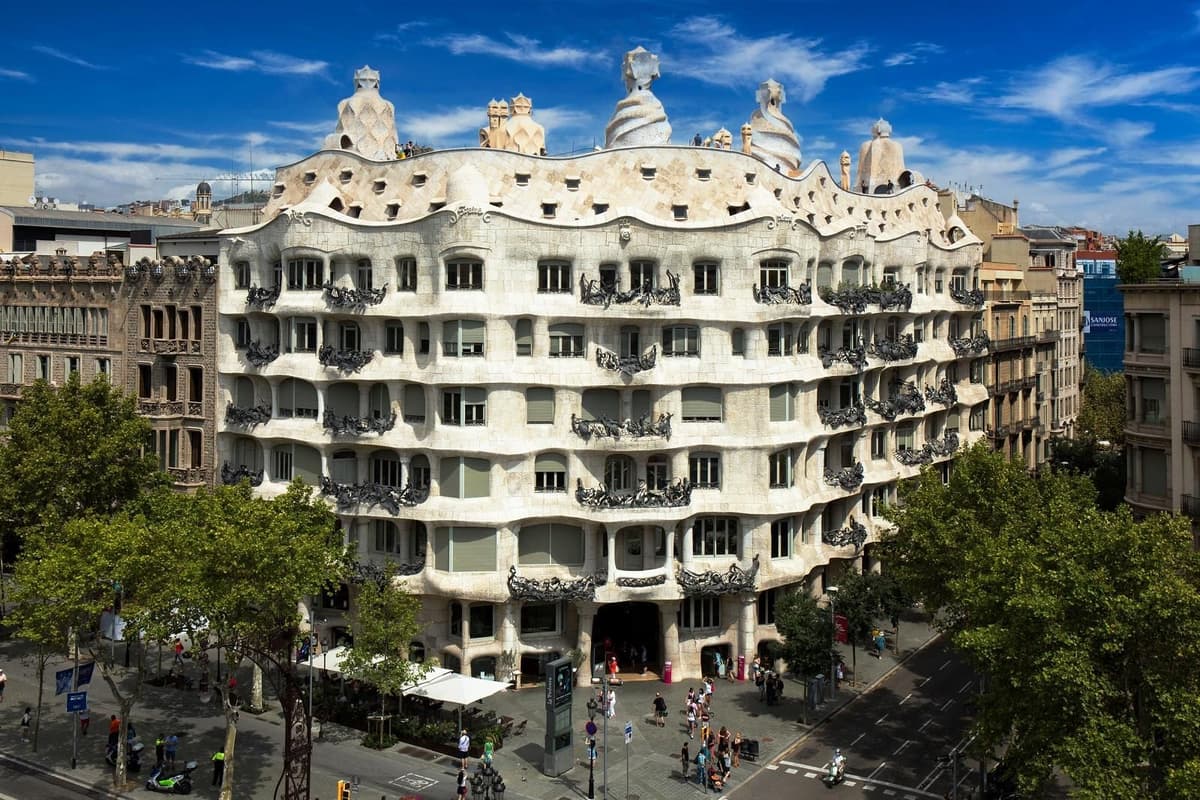 Barcelona: Fast Track La Casa Milà Guided Tour