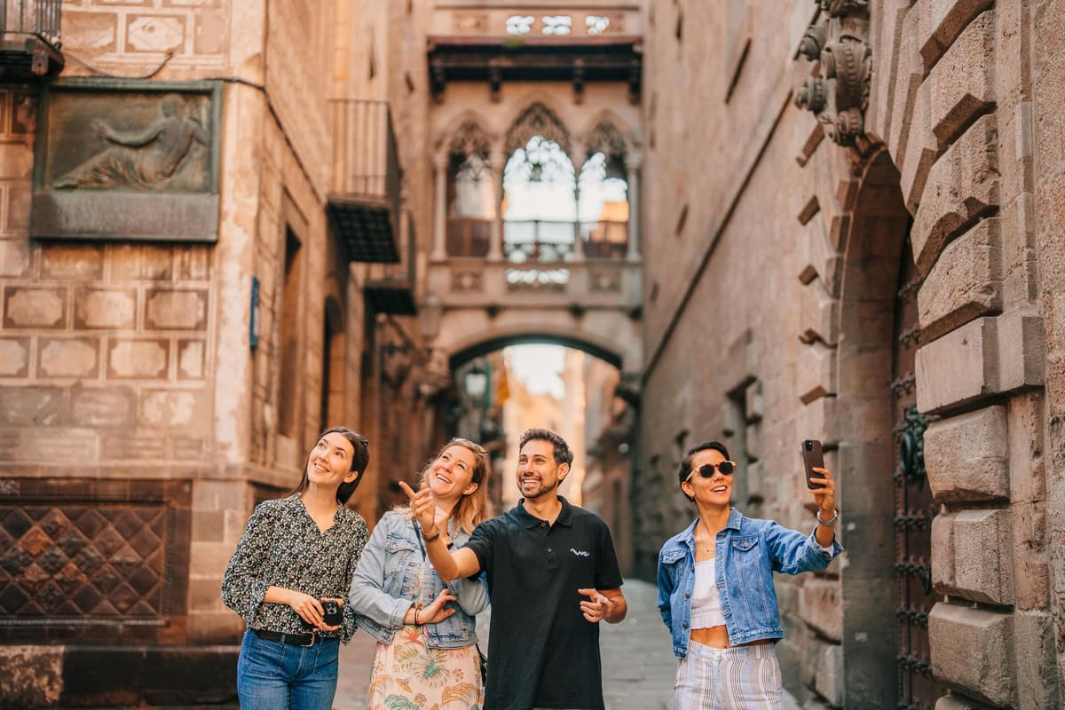 Premium Old Town & Picasso Museum Small Group Tour (Max 6)