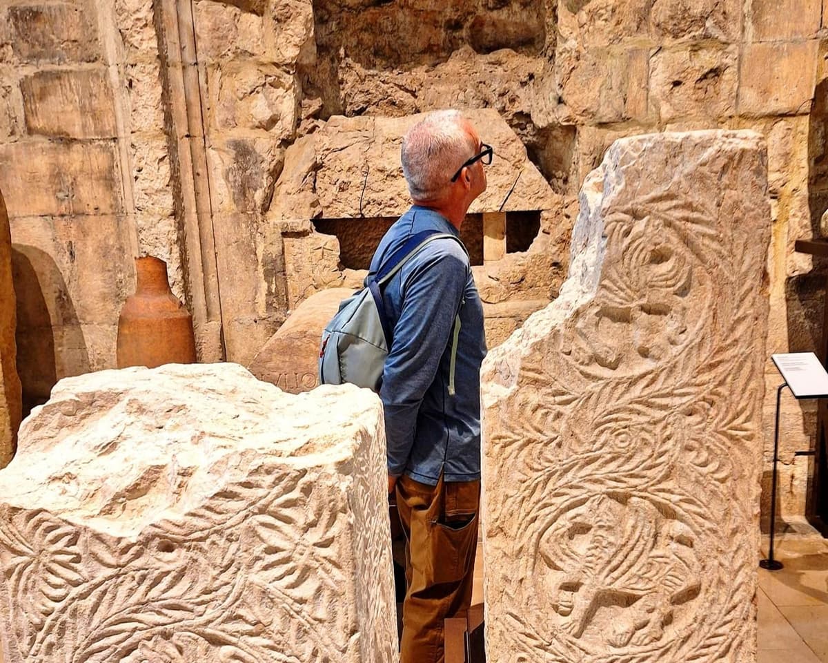Lisbon: Guided Archaeological Sightseeing Tour of Hidden Ruins with Tickets