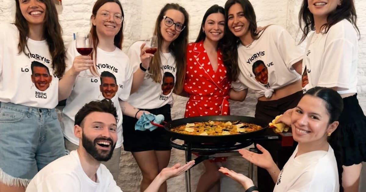Madrid: Cook, toast, and enjoy an unlimited paella and sangria experience