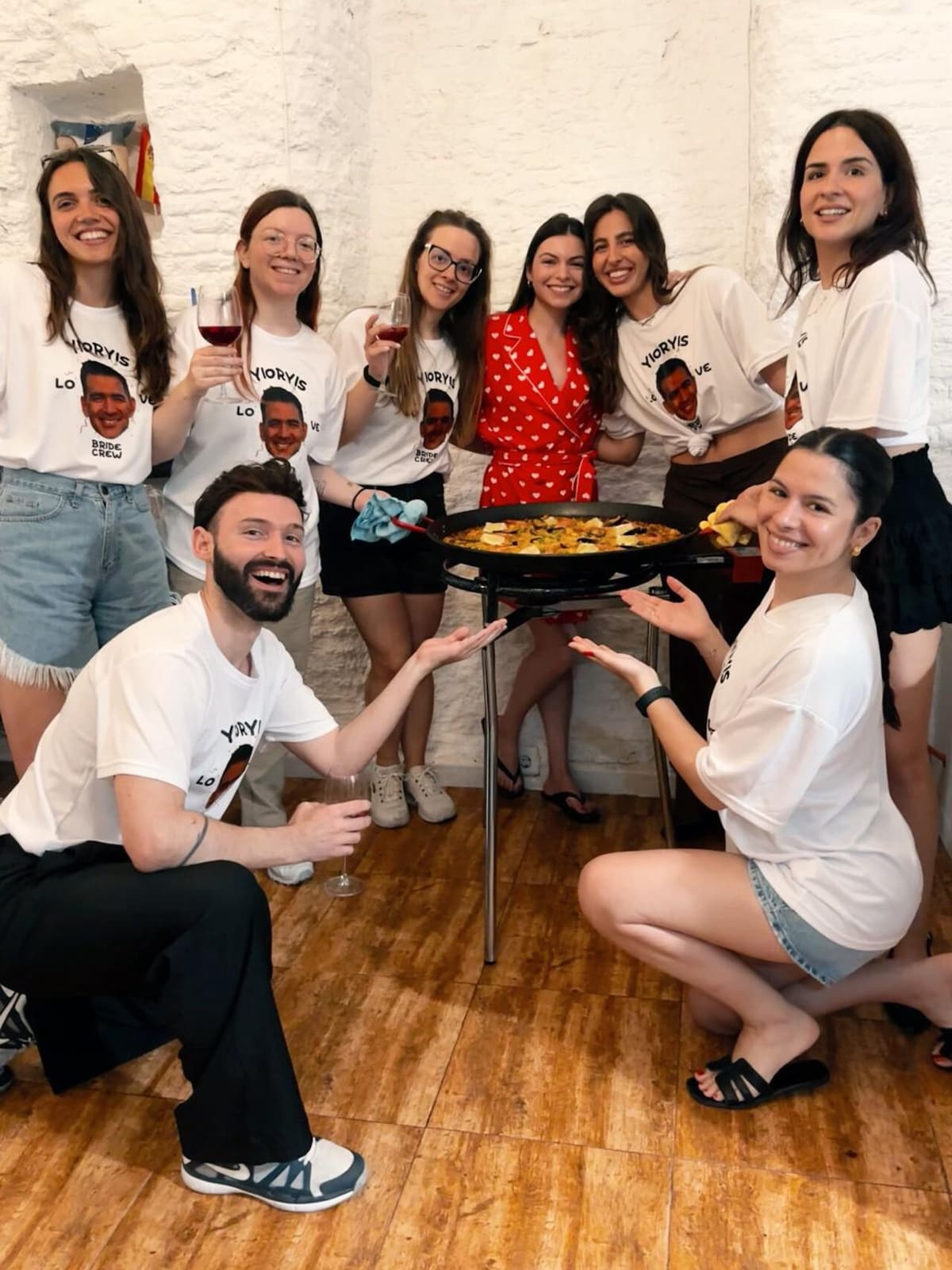 Madrid: Cook, toast, and enjoy an unlimited paella and sangria experience