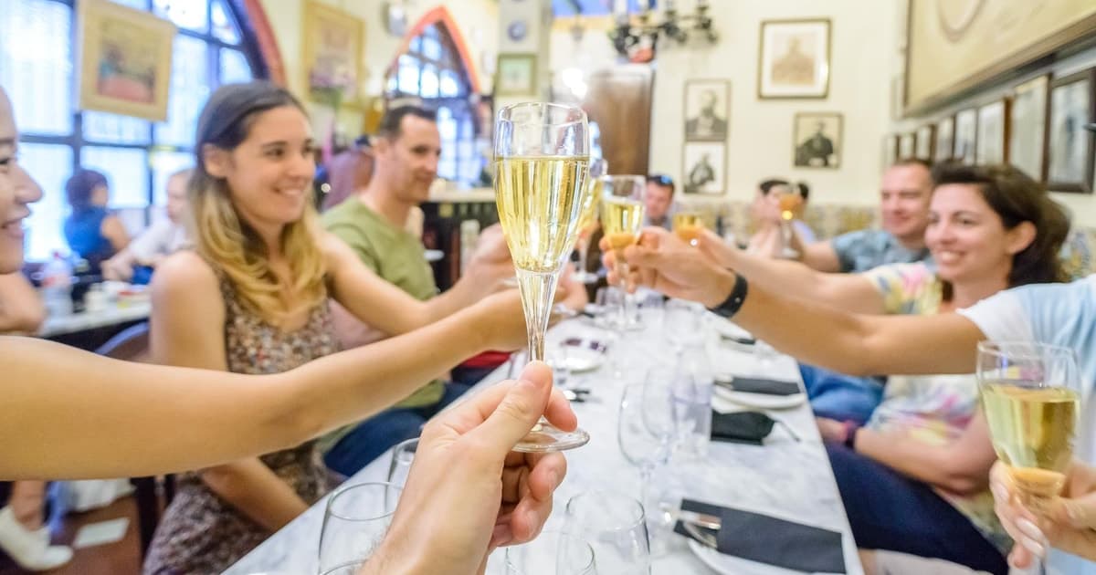 Tour en bicicleta eléctrica por Barcelona con experiencia de vino y tapas