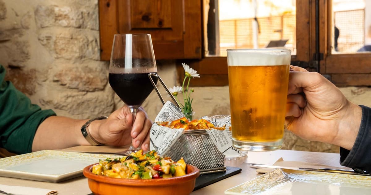 Alcudia: Ruta Autoguiada de Tapas Gourmet y Vino