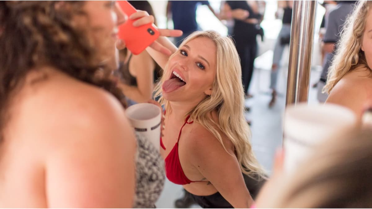 Fiesta en barco en Barcelona con 4 bebidas, DJ y entrada a una discoteca de primera