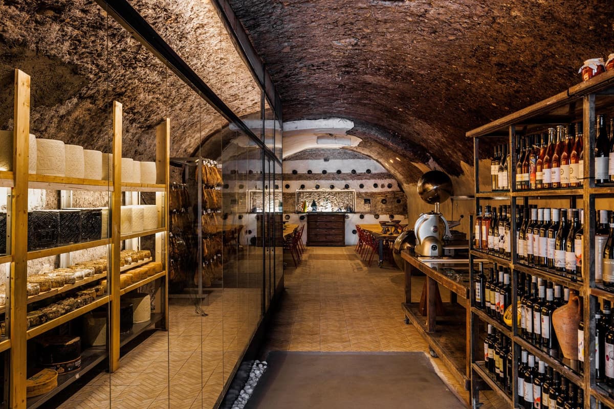 Testaccio: Exclusive food tasting of PDO wines, cheeses, and cured meats from Lazio