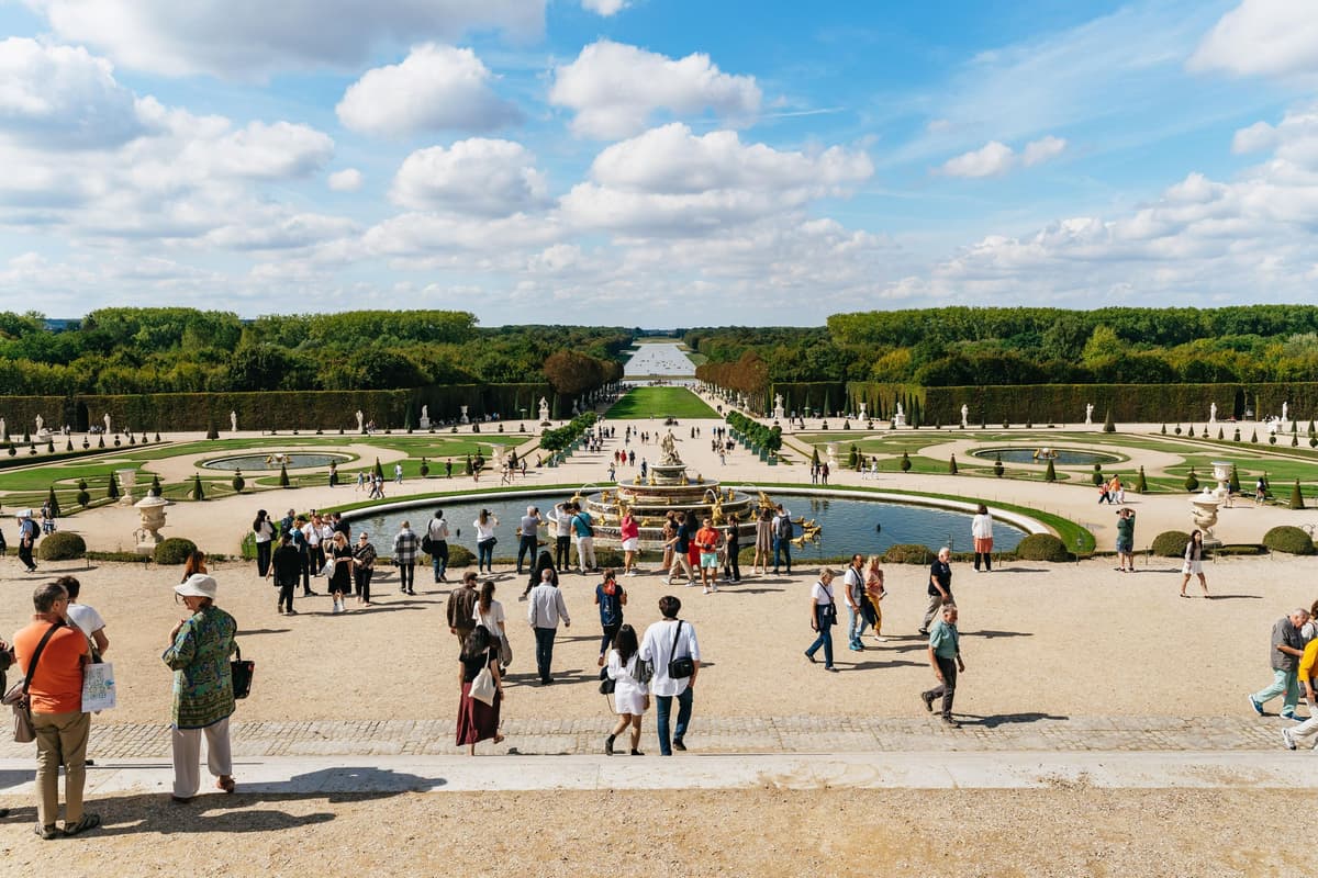Desde París: Palacio y jardines de Versalles con transporte