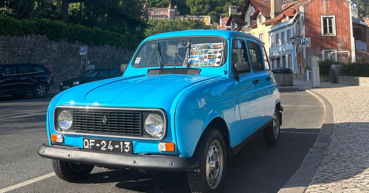 Sintra y Cascais en un día Tour en Renault 4L (Día completo)