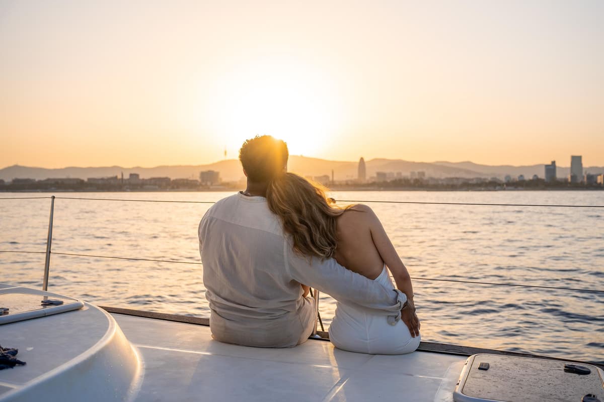 Barcelona: Sunset Catamaran Cruise with Wine and Tapa