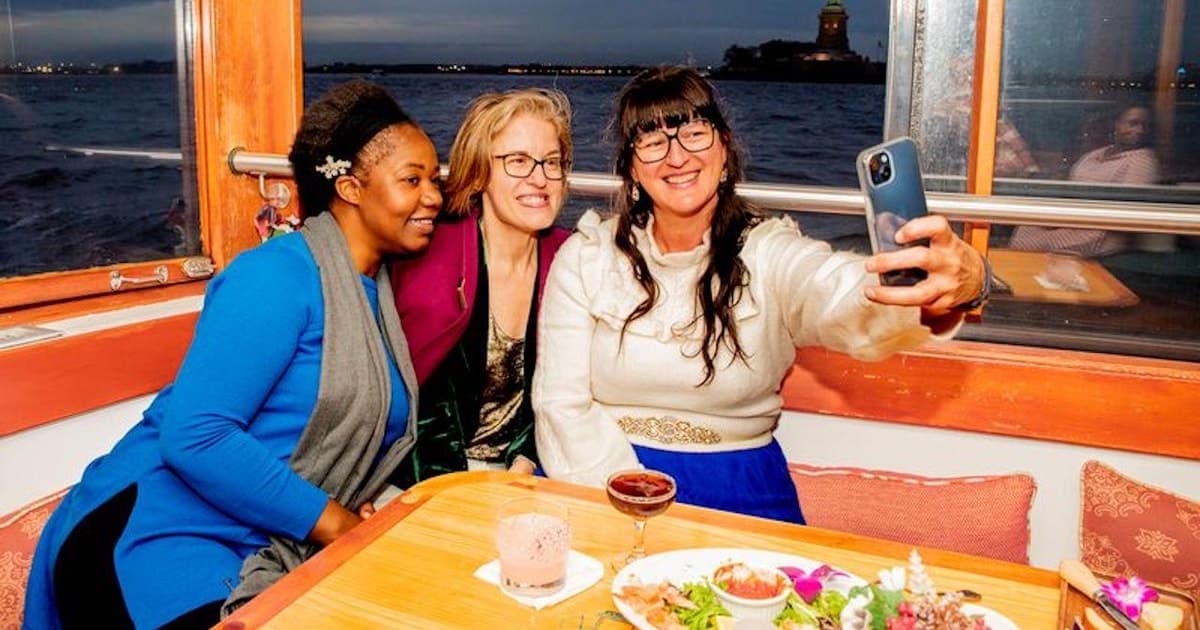 NYC: City Lights Yacht Cruise with Drink Included