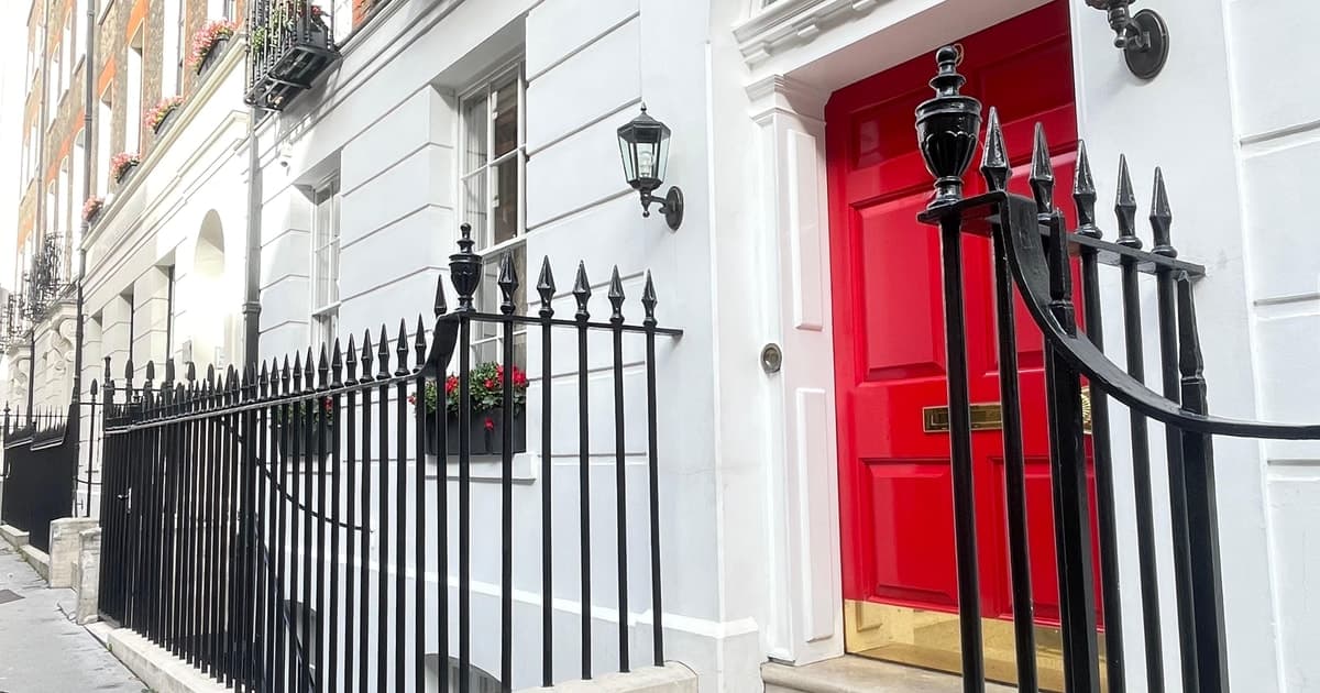 London: Charles Dickens Walking Tour for Small Groups
