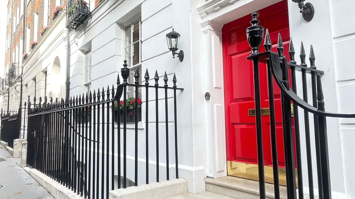 London: Charles Dickens Walking Tour for Small Groups