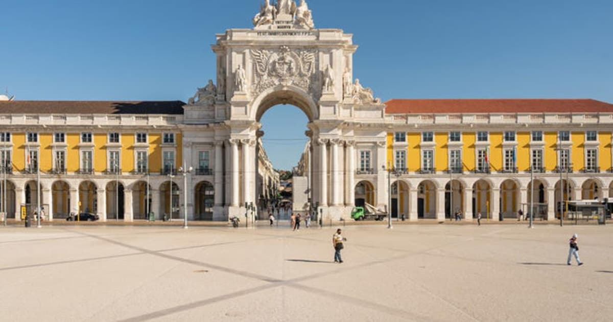 Lisbon: City Audio Guide with 24-Hour Transportation Pass