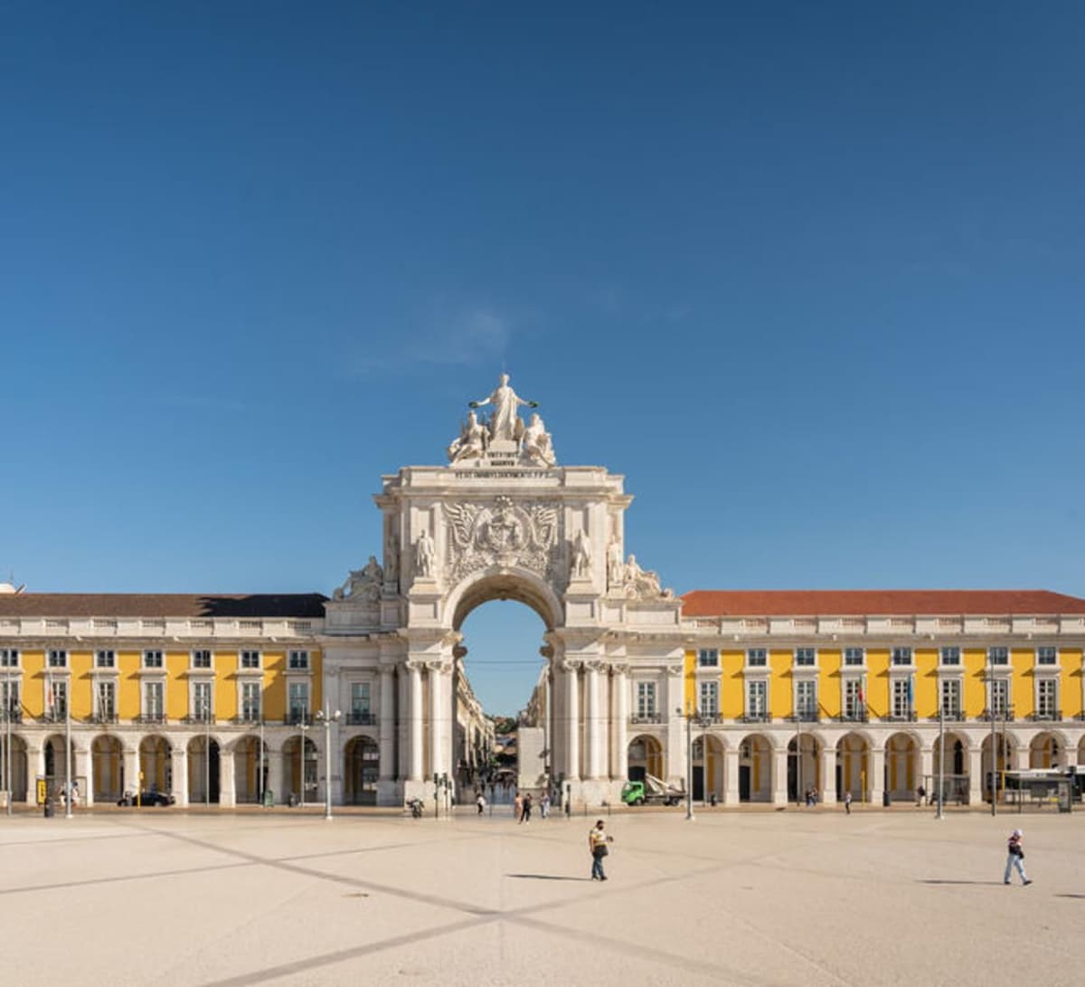 Lisbon: City Audio Guide with 24-Hour Transportation Pass