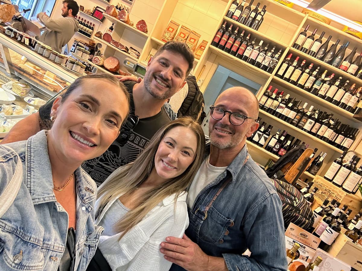 Florence: Cheese and Wine Tasting in Local Market