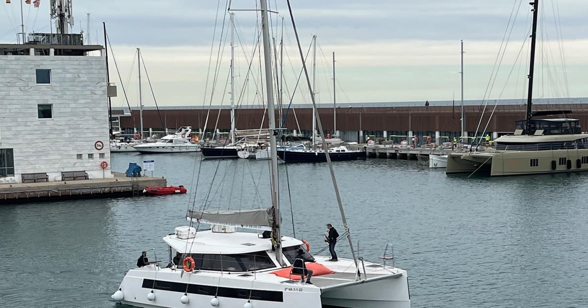 Barcelona: Shared cruise on a catamaran Drink+Local Tapa