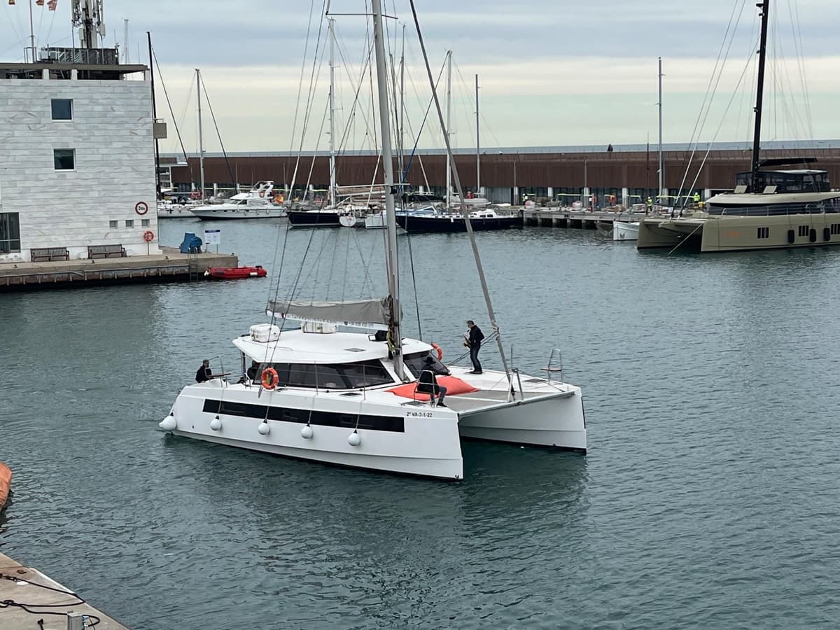 Barcelona: Shared cruise on a catamaran Drink+Local Tapa