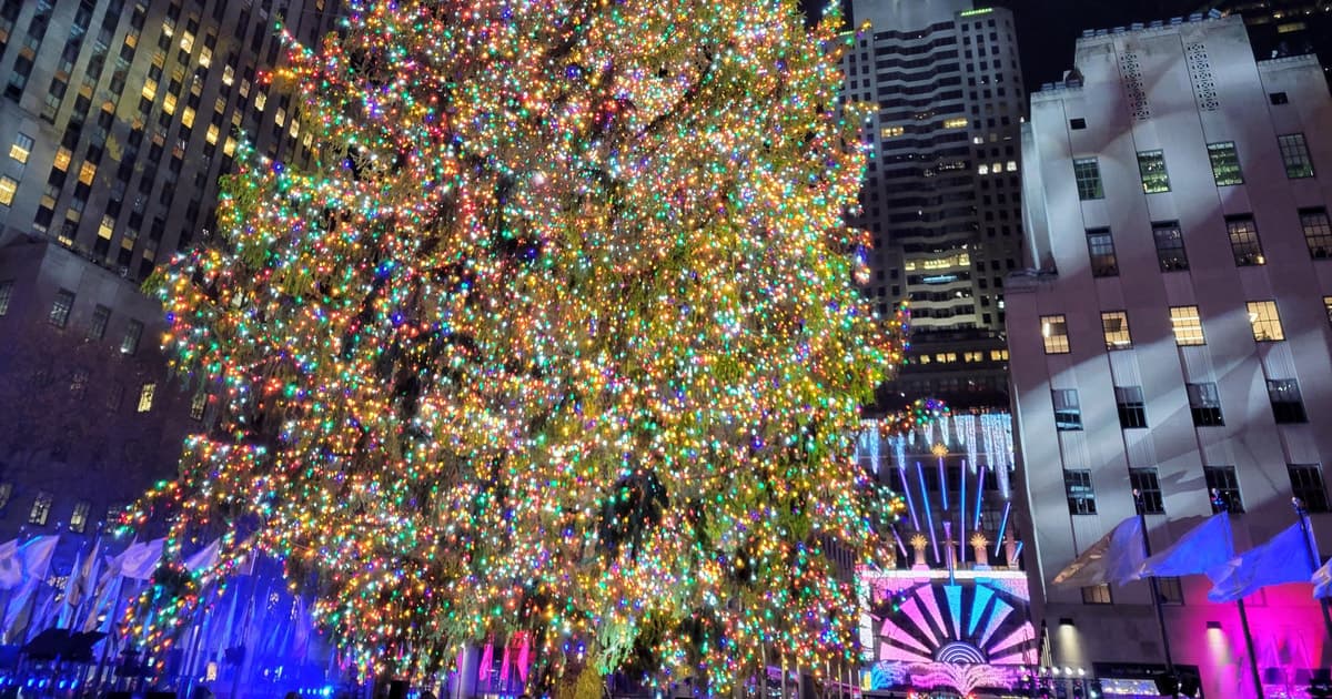 NYC: Holiday Lights Guided Bus Tour