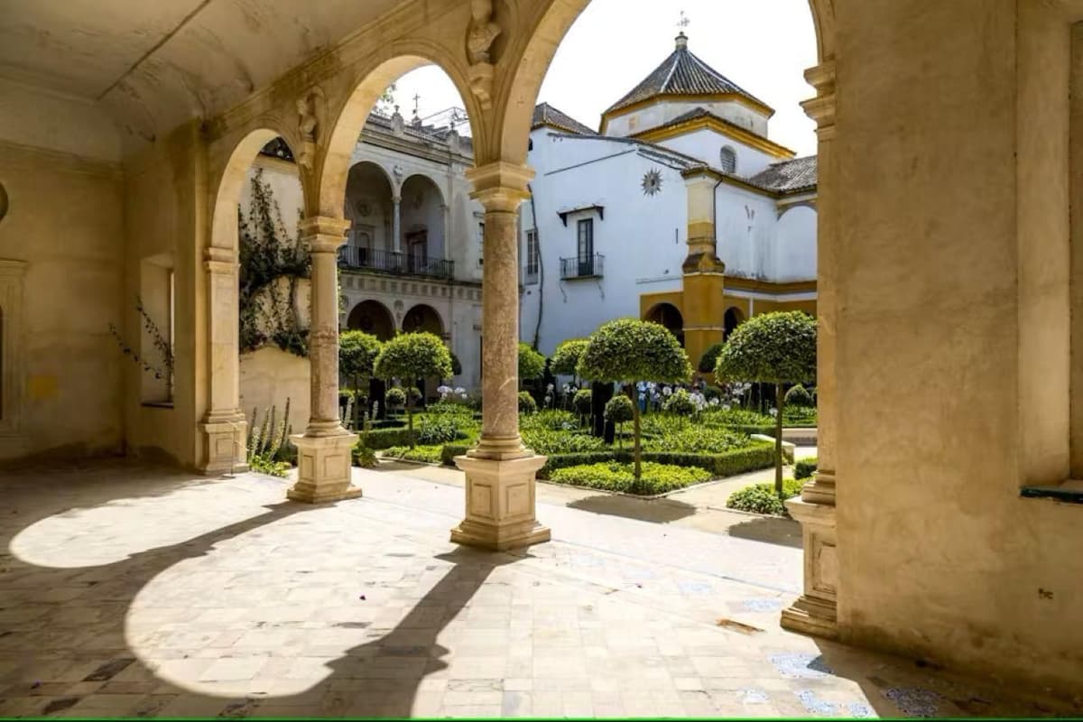 Sevilla: tour guiado a casas nobles y grandes jardines