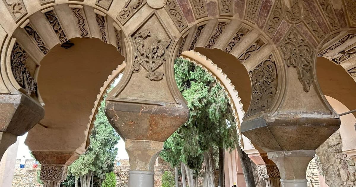 Tour por los puntos destacados de la Alcazaba de Málaga y el Teatro Romano con entradas