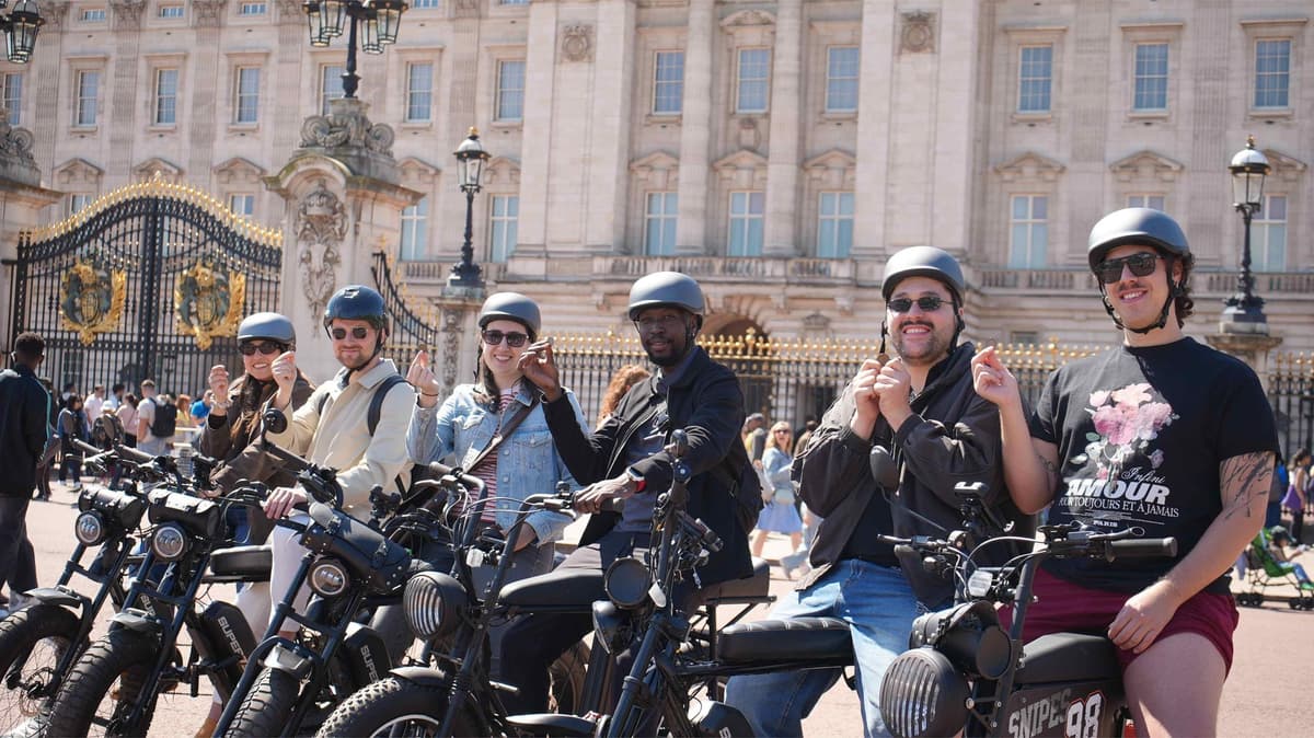 London eBike Tour with Real Artefacts - 3hr Small Group Tour