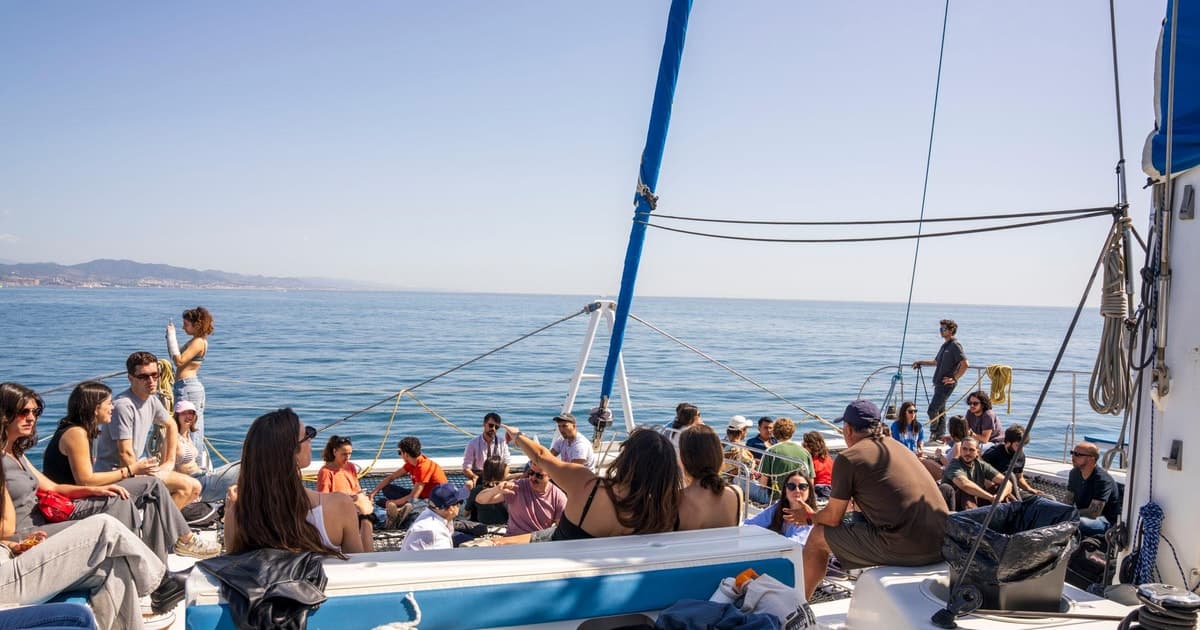 Barcelona: paseo en barco compartido con música relajante (+ bebida de bienvenida)