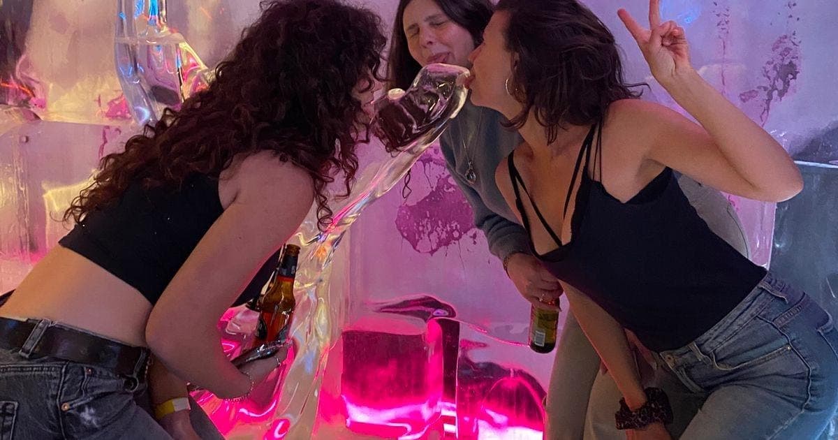 Barcelona: tour de fiesta de invierno con bar de hielo y entrada a una discoteca