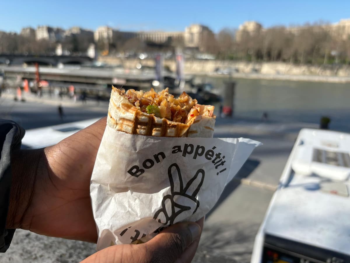 París: Crucero por el Sena con sándwich de comida callejera «No Diet»