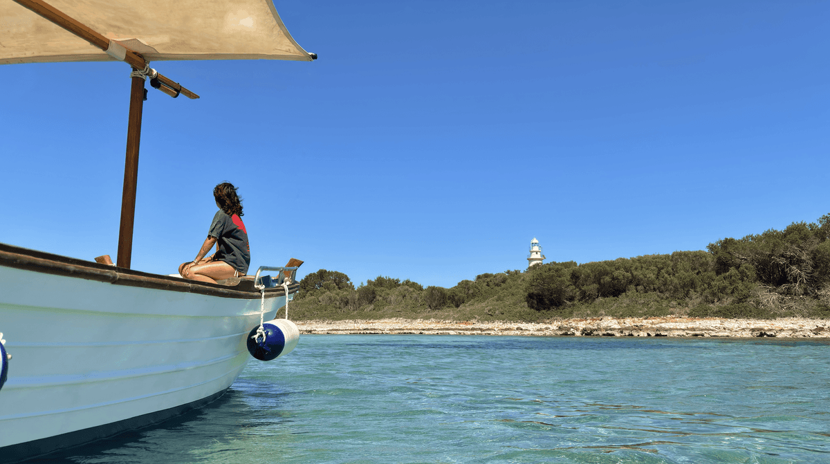 Alcudia: Private boat tour to the lighthouse island. Tapas & Wine Included