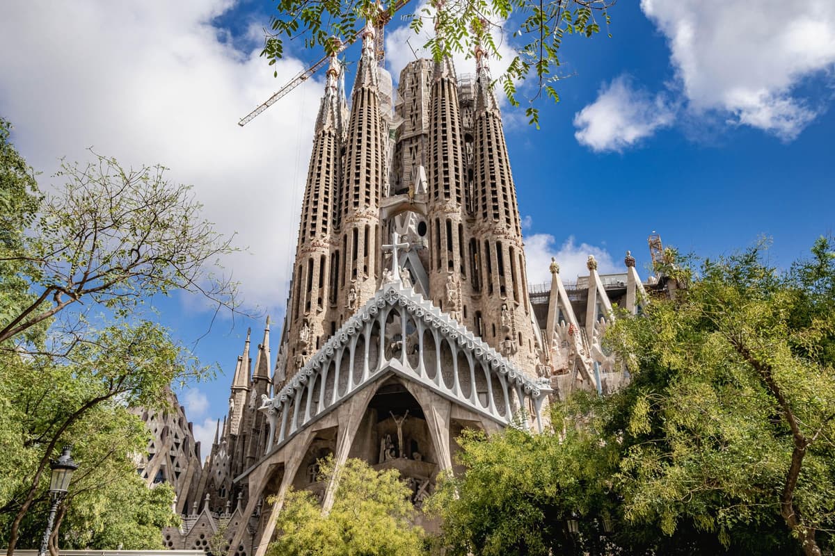 Barcelona: Sagrada Familia Exterior Guided Tour