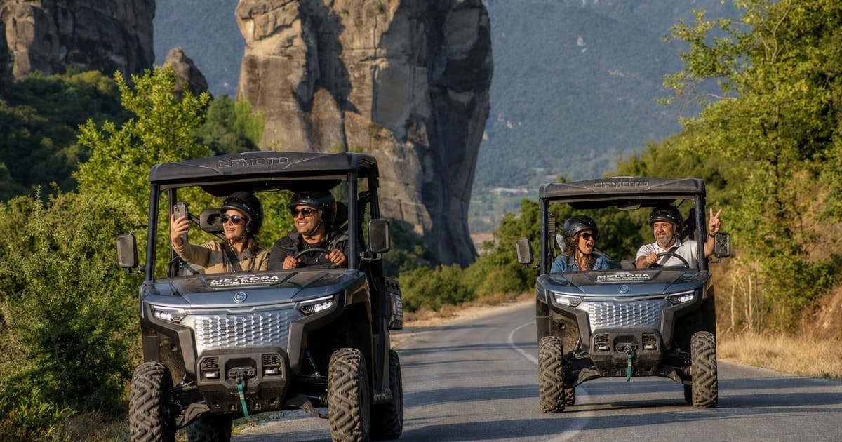 Desde Atenas: tour en buggy eléctrico por los monasterios de Meteora y las cuevas ocultas.