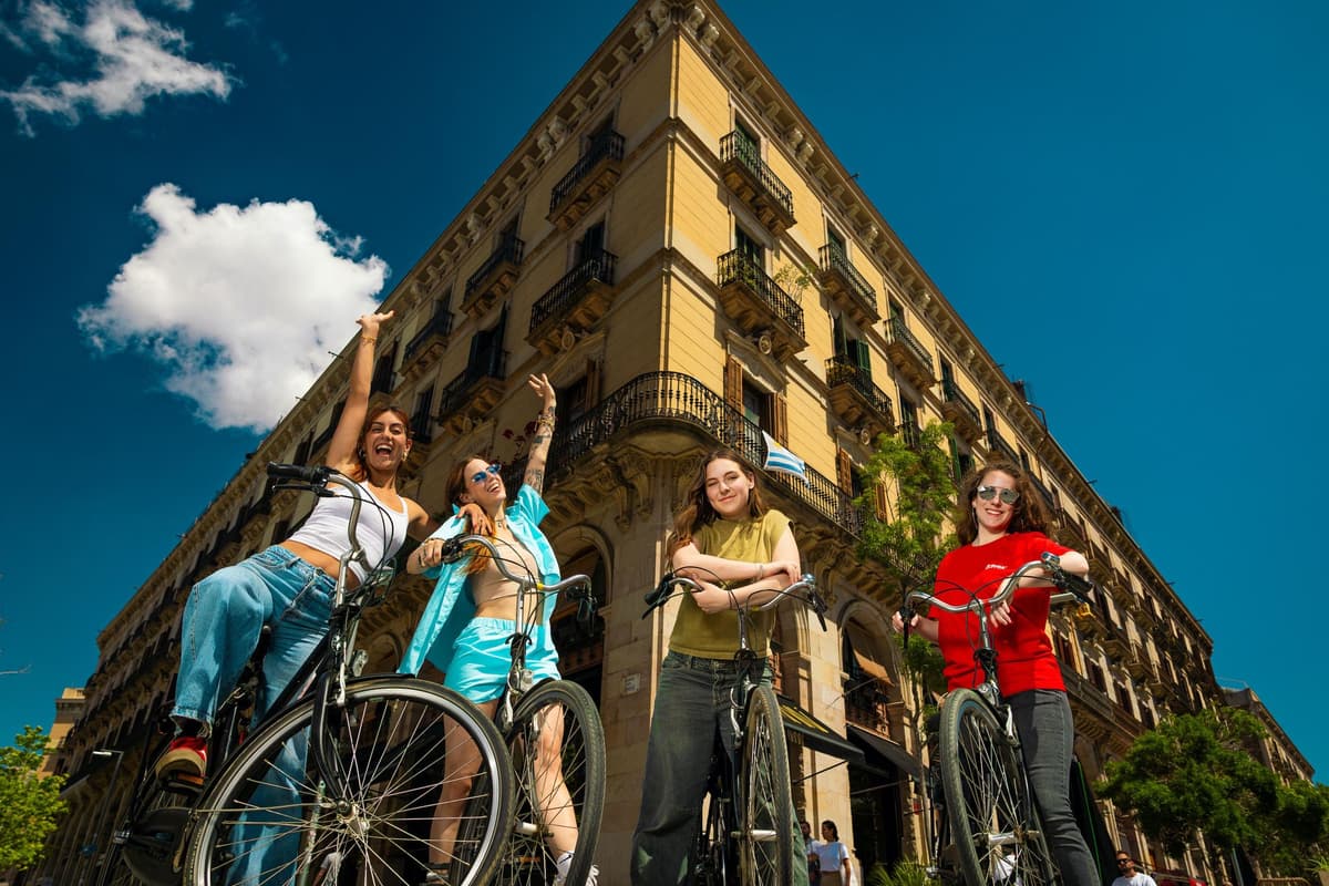 Barcelona Highlights Bike Tour: Cycle along the beach!