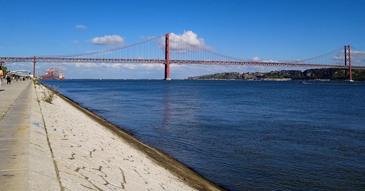 Lisbon Tuktuk Highlights Tour with Food and Wine Tastings