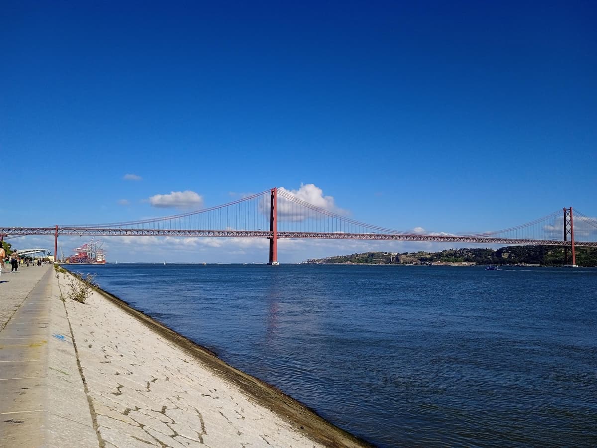 Lisbon Tuktuk Highlights Tour with Food and Wine Tastings