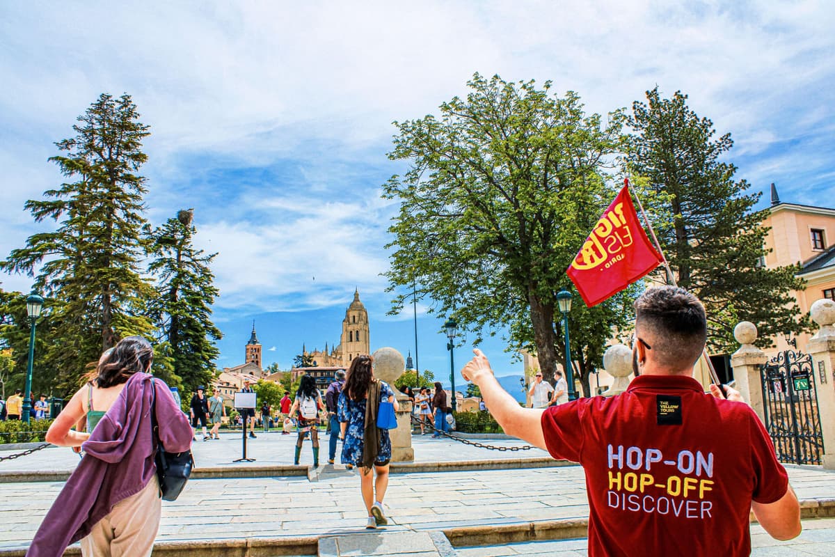 Desde Madrid: Excursión de un día con guía a Segovia y Toledo