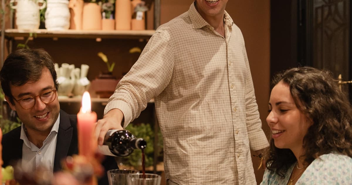 Madrid: Cata de vinos sensorial + arreglo floral incluido