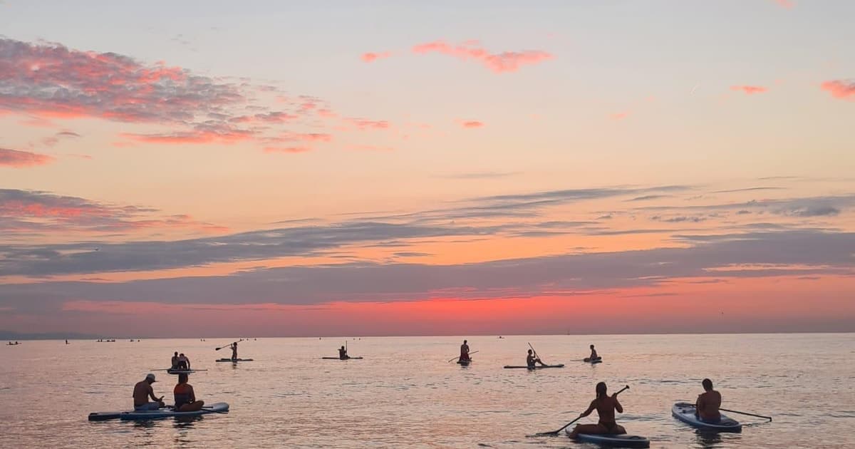 Barcelona: Paddleboarding al Amanecer o al Atardecer