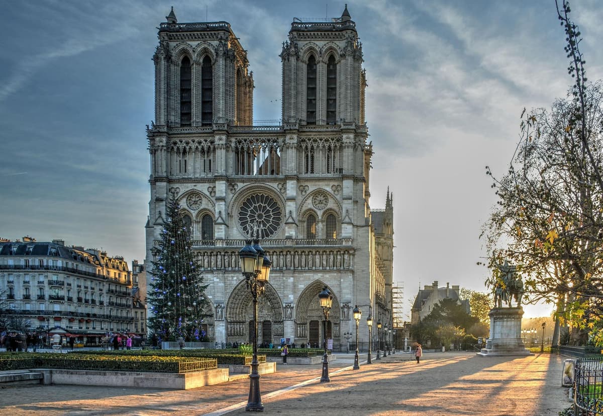 Interior de Notre Dame de París en privado: tour exclusivo con guía certificado